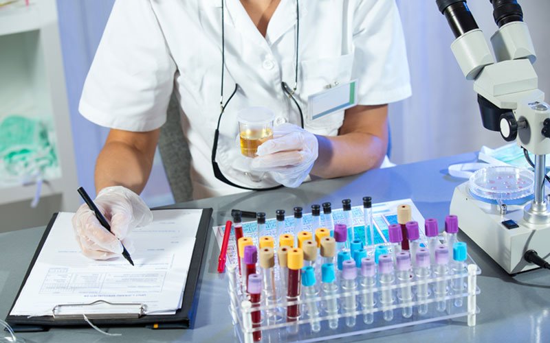 ClinicalLab-Woman-800-crop